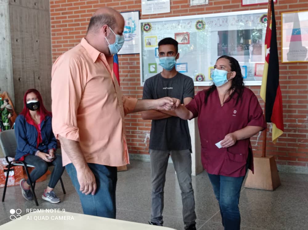 JorgeChayebM1's tweet photo. ¡Continuamos defendiendo y preservando la vida en #Chacao! 

Dirigimos una maravillosa jornada de vacunación vs #covid_19 en la Unidad Educativa Juan de Dios Guanche ubicada en Pedregal https://t.co/JUW1enSBIi