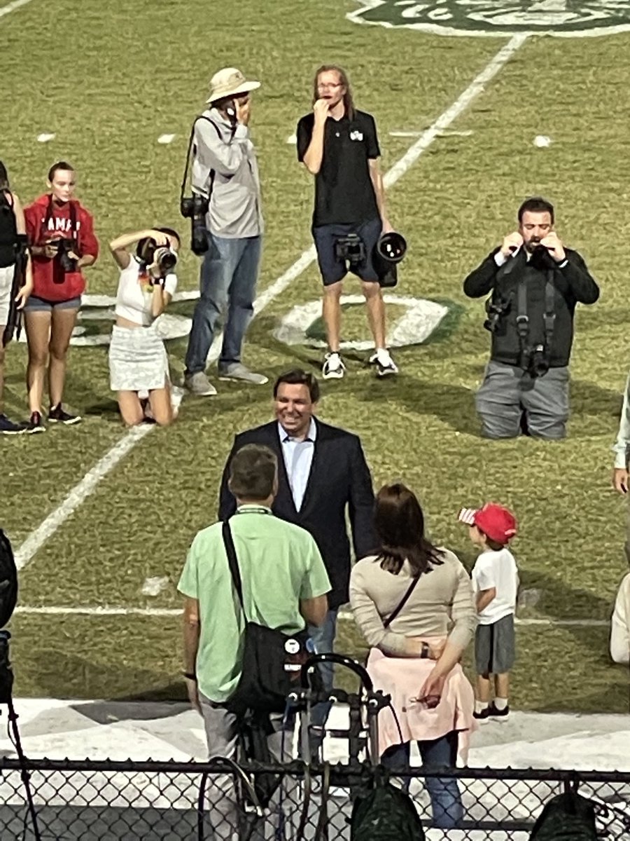 JacksonBeatty04's tweet photo. I guess everyone wanted to be at the first playoff game. Welcome Governor! #runningforPresident https://t.co/uiqjvJsUDB