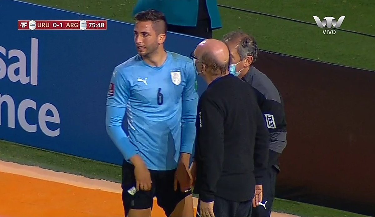 JuanGenova980's tweet photo. Qué la derrota no borre el partido que hizo Bentancur. Como interior anuló a de Paul y fue clave en la presión para generar situaciones de peligro. El más fino con pelota. Se fue lesionado por defender una contra en inferioridad numérica. Era gol de ARG. El mejor de Uruguay. https://t.co/mIFFJTZIT0