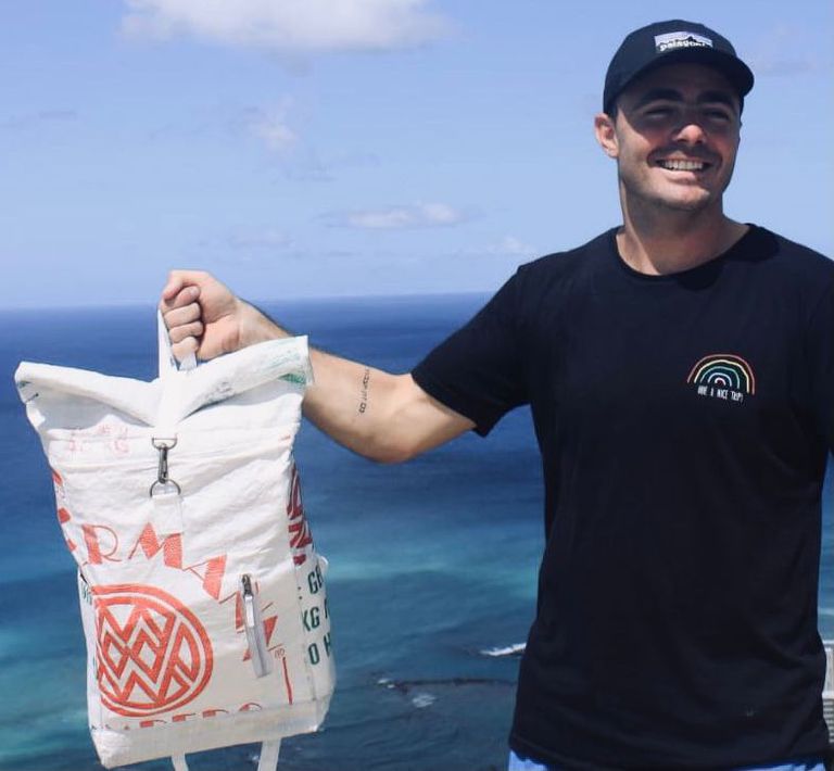 Es agrónomo y hace mochilas con las bolsas de arpillera de descarte dlvr.it/SCQ9dF