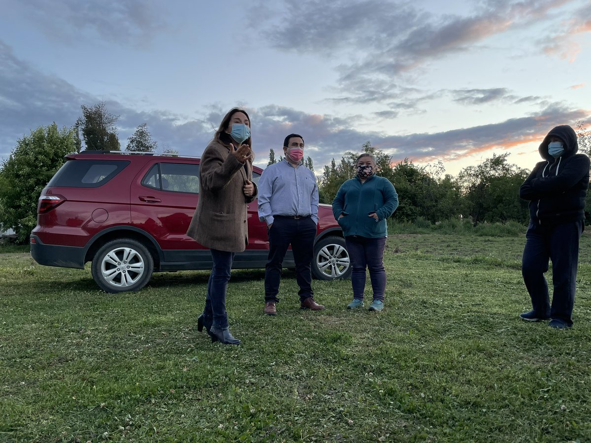 joannaperezolea's tweet photo. Terminando este viernes con el cariño 🤗 que me entregan las vecinas/os de sectores rurales de #LosÁngeles. ¡Gracias por el cariño, el respeto y la confianza! #VamosaSeguir trabajando con fuerza por un país justo para todas y todos 🇨🇱💪
#JoannaPérezDiputada #VamosConJoanna #AH70 https://t.co/7wrDU8Gdq6
