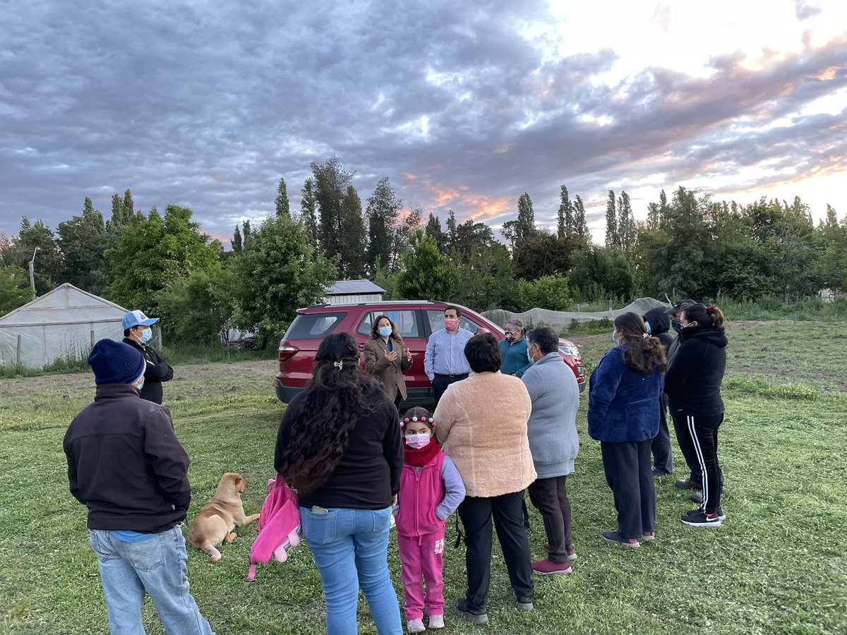 joannaperezolea's tweet photo. Terminando este viernes con el cariño 🤗 que me entregan las vecinas/os de sectores rurales de #LosÁngeles. ¡Gracias por el cariño, el respeto y la confianza! #VamosaSeguir trabajando con fuerza por un país justo para todas y todos 🇨🇱💪
#JoannaPérezDiputada #VamosConJoanna #AH70 https://t.co/7wrDU8Gdq6