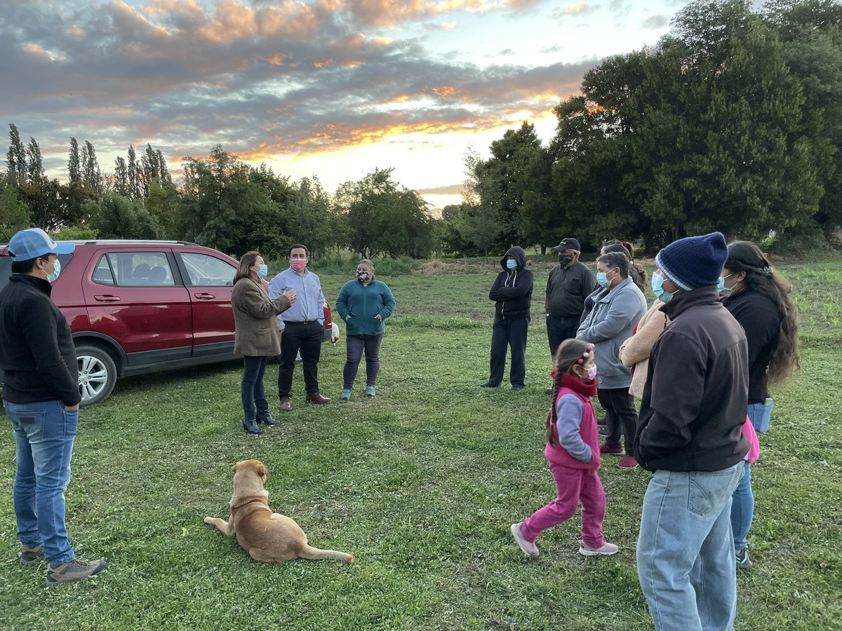 joannaperezolea's tweet photo. Terminando este viernes con el cariño 🤗 que me entregan las vecinas/os de sectores rurales de #LosÁngeles. ¡Gracias por el cariño, el respeto y la confianza! #VamosaSeguir trabajando con fuerza por un país justo para todas y todos 🇨🇱💪
#JoannaPérezDiputada #VamosConJoanna #AH70 https://t.co/7wrDU8Gdq6