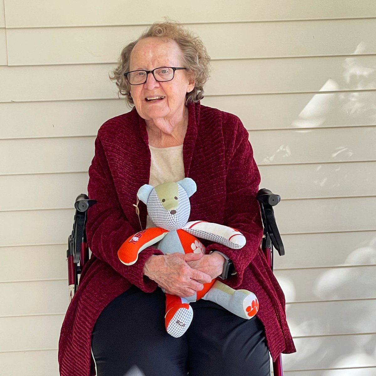 cltdogmom's tweet photo. Thanks @patchworkbear for the remembrance bears made with some of my daddyβs clothes. The bears are beautiful treasures! My mom loves hers almost as much as I love mine. #patchworkbear #rememberancebear #patchworktreasure #OprahsFavoriteThings #tigerpaws https://t.co/IGJMhFAVXE