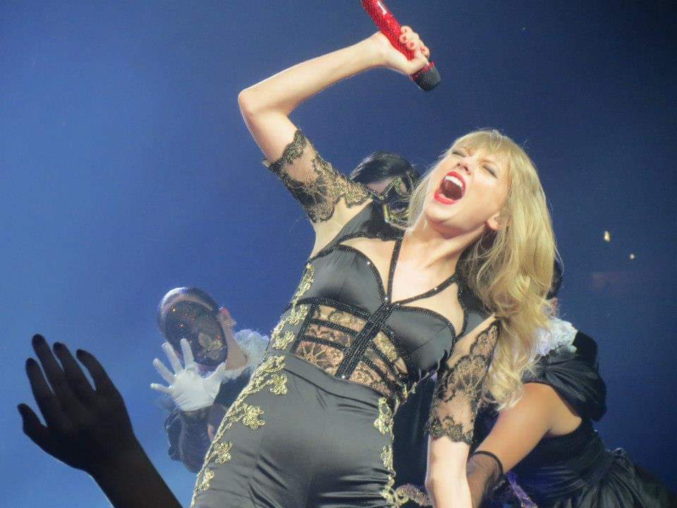 klawrence27's tweet photo. Reminiscing on #theRedtour that was so much fun ❤ I can't wait to go to another Taylor concert 

#RedTaylorsVersion @taylornation13 @taylorswift13 https://t.co/9ozpu6U5Th