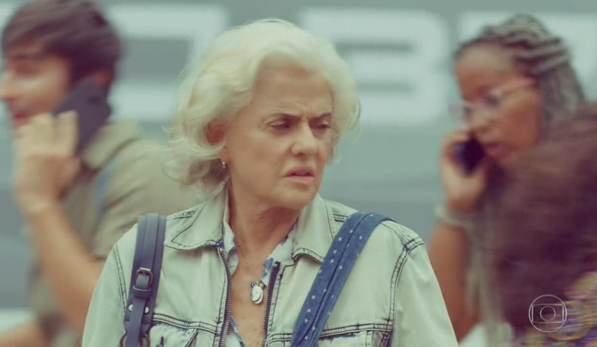 Noveleii's tweet photo. Marieta Severo é a definição de atriz completa... ela consegue transitar tranquilamente de uma vilã que mata a tesouradas para uma vózinha fofa e meiga.

#UmLugarAoSol https://t.co/LkxYtetE1v