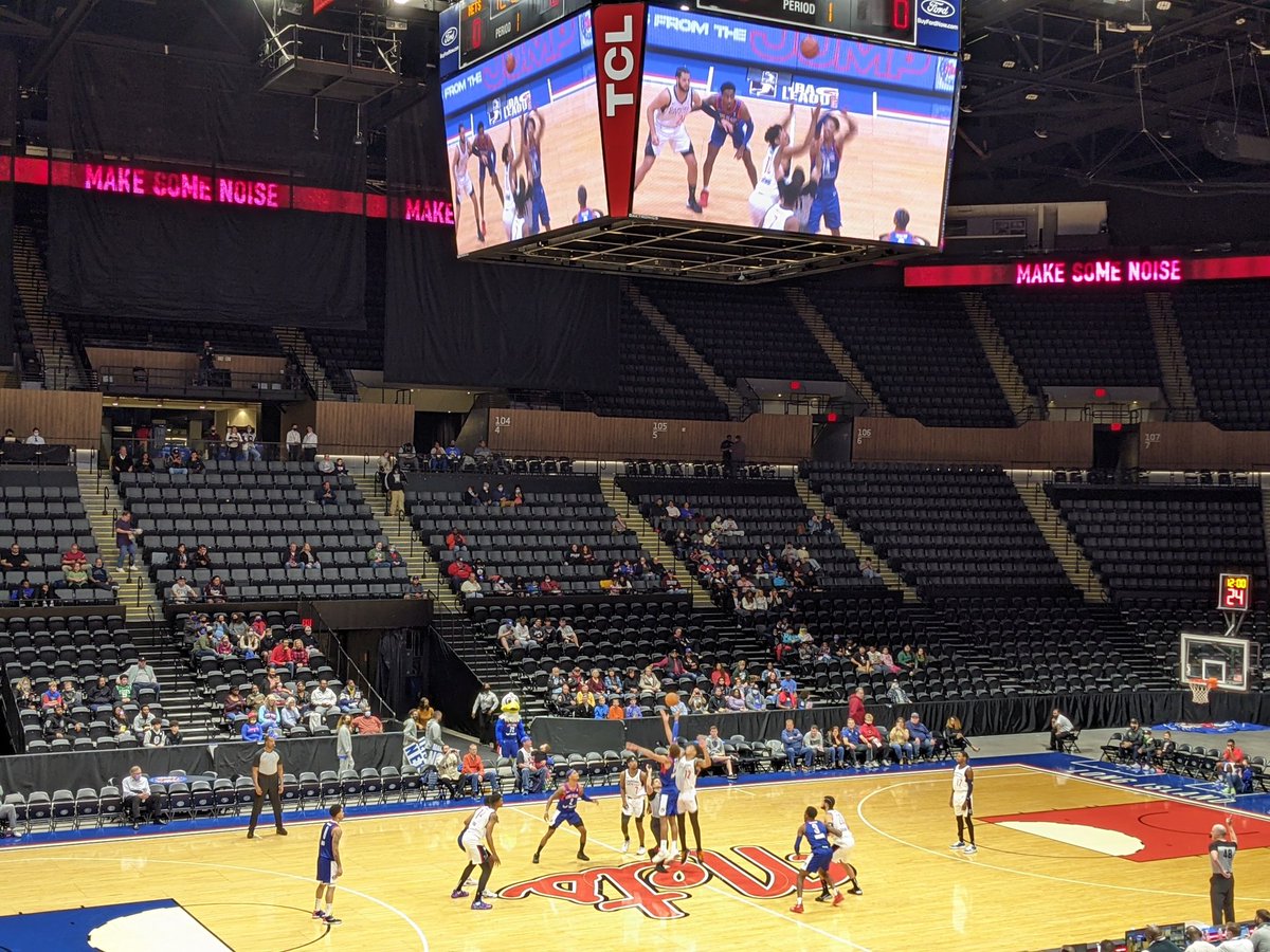 justin_paley's tweet photo. At Nassau Coliseum with @BrianBohl for @nbagleague action. @CapitalCityGoGo at @LongIslandNets    
#longislandnets #linets #nets #gleague #probasketball #basketball #longisland #nassaucoliseum https://t.co/PGPiQQtTb0