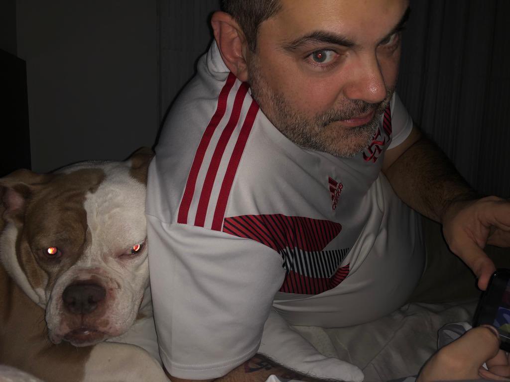 PapaRubroNegro's tweet photo. Olha quem veio se escorar em mim… hahahahaha e foto feita pela mamãe. Boa noite a todos! #Dogs #flapets #Cachorros #Bulldogs #Buldogues #OEB #oldeenglishbulldogge #Pets #connectingdogsandpeople https://t.co/ozhs9YNMLH