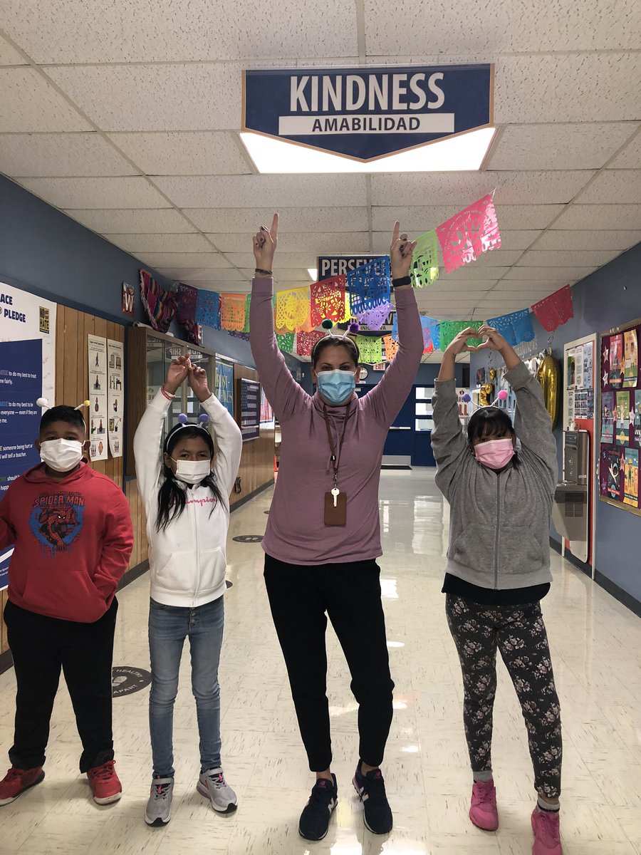 bcarsal's tweet photo. Celebrating World Kindness Day! @LinderEagles spreading kindness every day. @AISDCOUNSELING @BenitoFaz https://t.co/onFyZnMzEl
