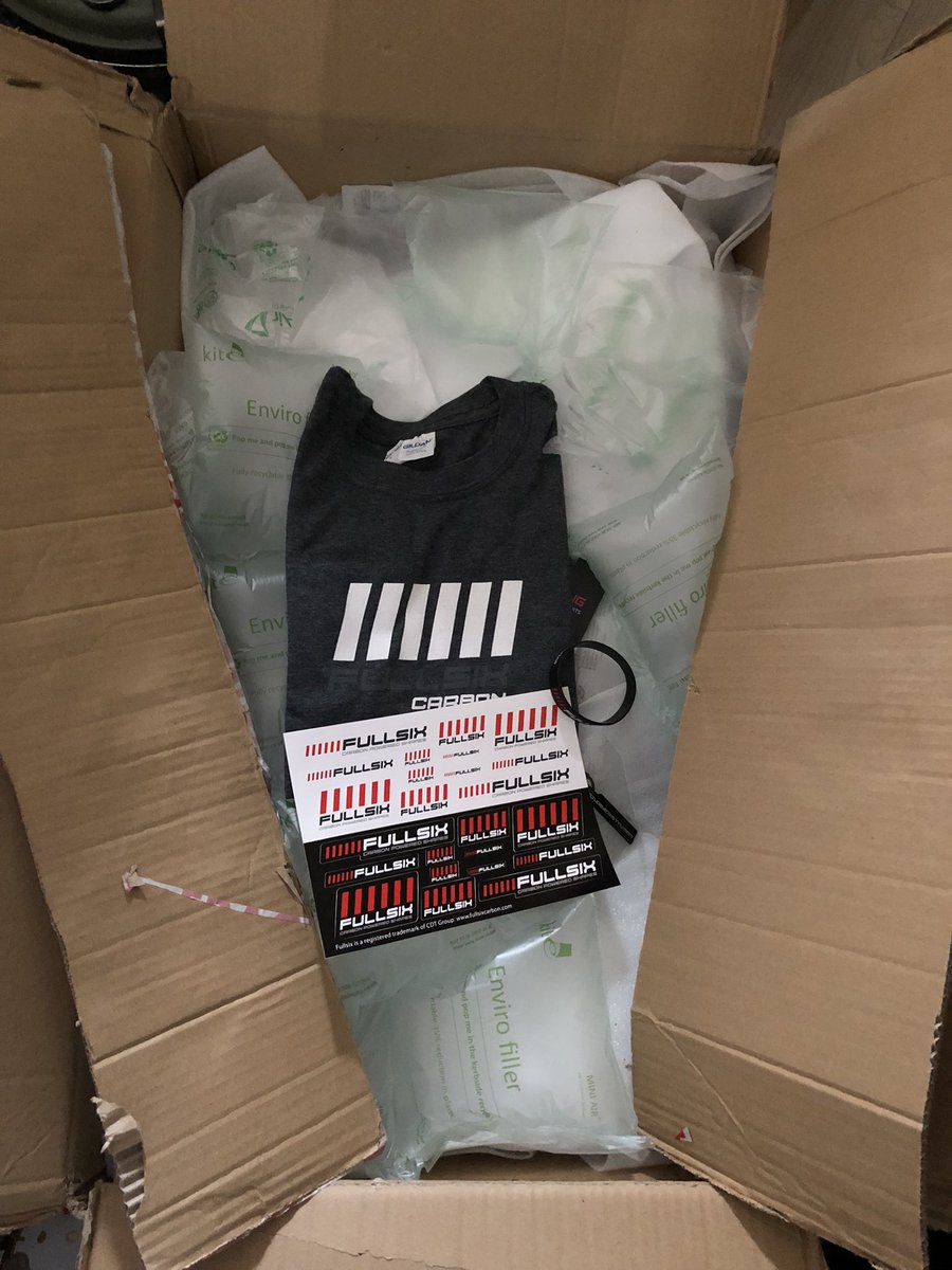 BEPPERS_4345's tweet photo. イギリスからFedexで送られてきた買ってもないTシャツ...
それにしてもこの梱包よw
#fullsix https://t.co/rLwU2z0qJa