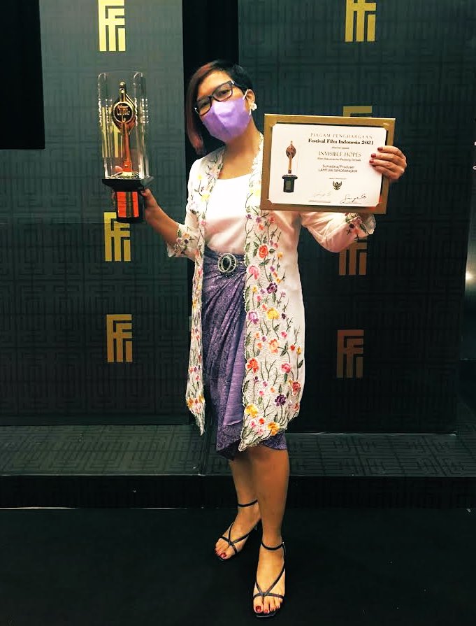 rutgiverin's tweet photo. Congratulations to @LamHoras and @TiarSimorangkir for winning the Best Feature Documentary Award for #InvisibleHopes at @festivalfilmid!
We are happy that with the support of @NorwayAmbIndo this film is helping to raise awareness for strengthening women’s and childrens’ rights. https://t.co/144ftaPmkw