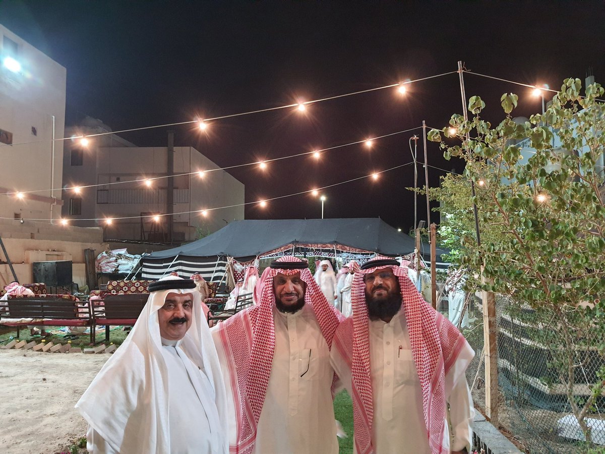 #كلام_حلو_بتغريده صوره تجمعني مع الأخ زيد العتيبي والأخ حامد الضفيري الشمري في حفل الأستاذ ثامر ابن ركاد الشمري الذي غمرنا بكرم الضيافه وحسن الإستقبال في  بيت الشعر ومقتنيات الزمن الجميل التي ابحرت بنا بذكريات جميله من الزمن الجميل. نحمد الله ونشكره على نعمة الأمن والأمان.