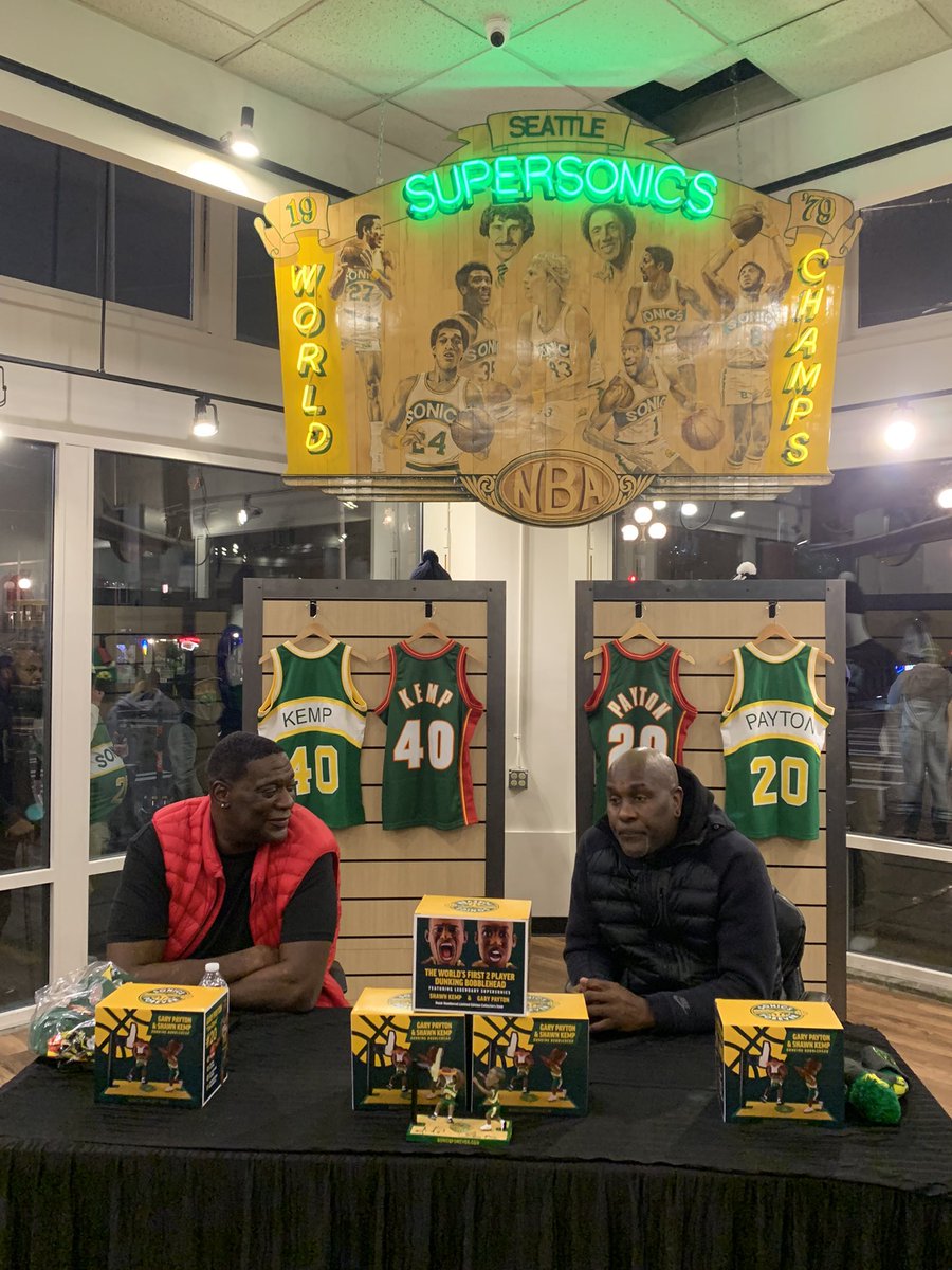 SimplySonics's tweet photo. The Sonics sign is extra bright tonight ⭐️⭐️ https://t.co/7klZthGPj9