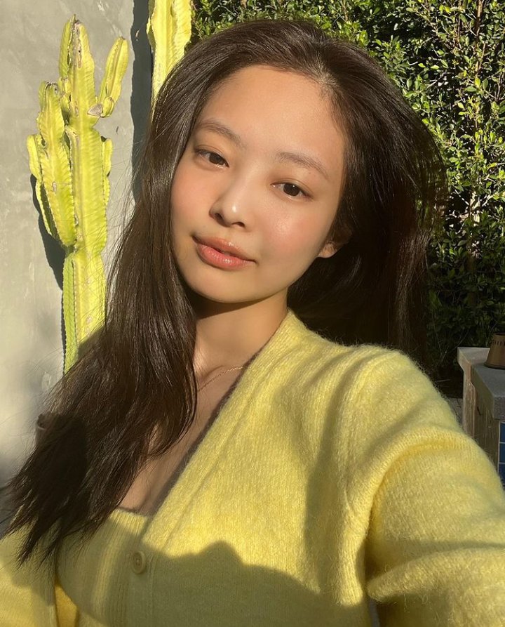 chaegays's tweet photo. "no one looks good in yellow" then there's jennie https://t.co/NCZ11DgAAu