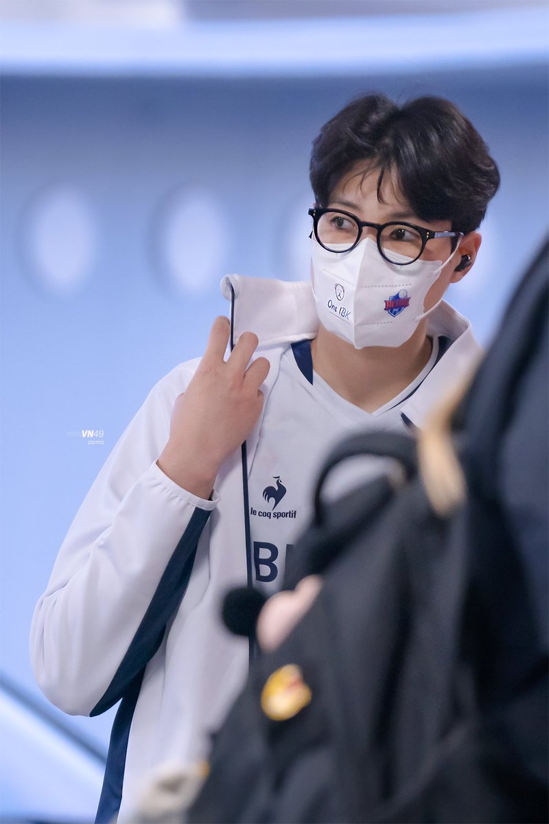 211112 #김희진
입장했다가 갑자기 호다다닥 뛰어나와서 놀랐는데 버스에서 안경 쓰고 다시 호다다닥 들어감..대장 안춥냐고..패딩 어디가써