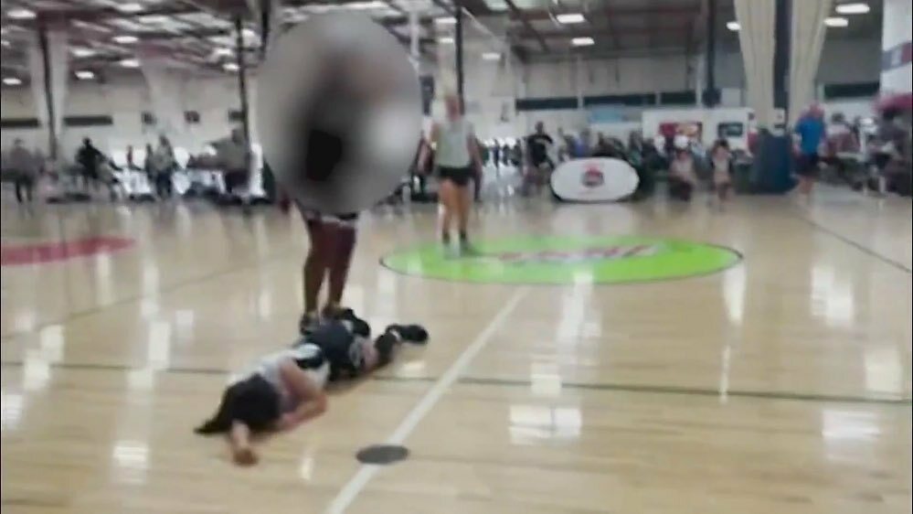 TheYBF's tweet photo. A video of a teenage girl punching her opponent during a basketball game has gone viral. Turns out, the girl's father is former NBA player #CoreyBenjamin.
Now, he's speaking out and apologizing on her behalf. Watch the disturbing video and get the deet… https://t.co/QuA1fiA1KZ https://t.co/bLdD9MaR6L