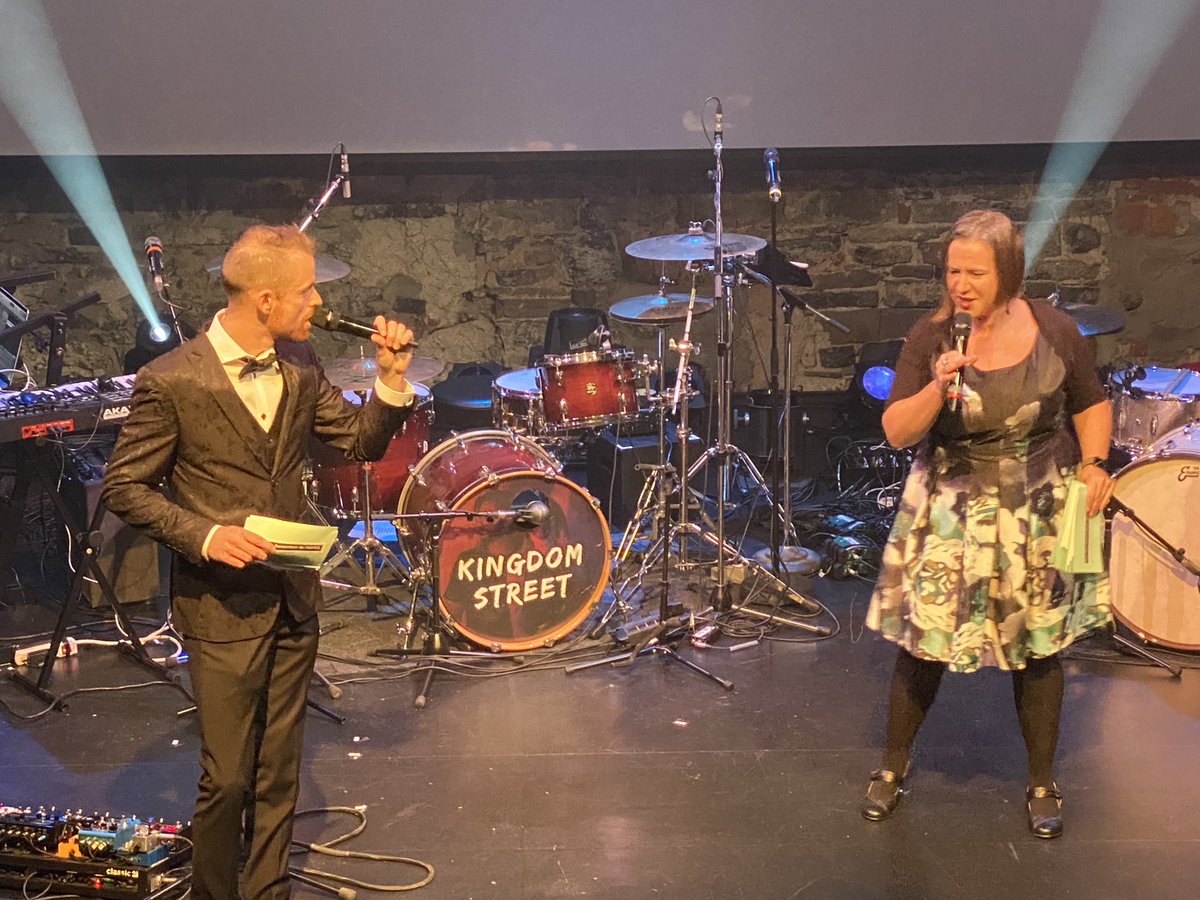 ADISQ_'s tweet photo. C’est @DebbieTebbs qui est aux tables tournantes ce soir au #showcase de l’#ARCQ et des #RencontresADISQ avec Alex Trudel et Marino Gagnon à l’animation https://t.co/VfU6Vxs2Ny