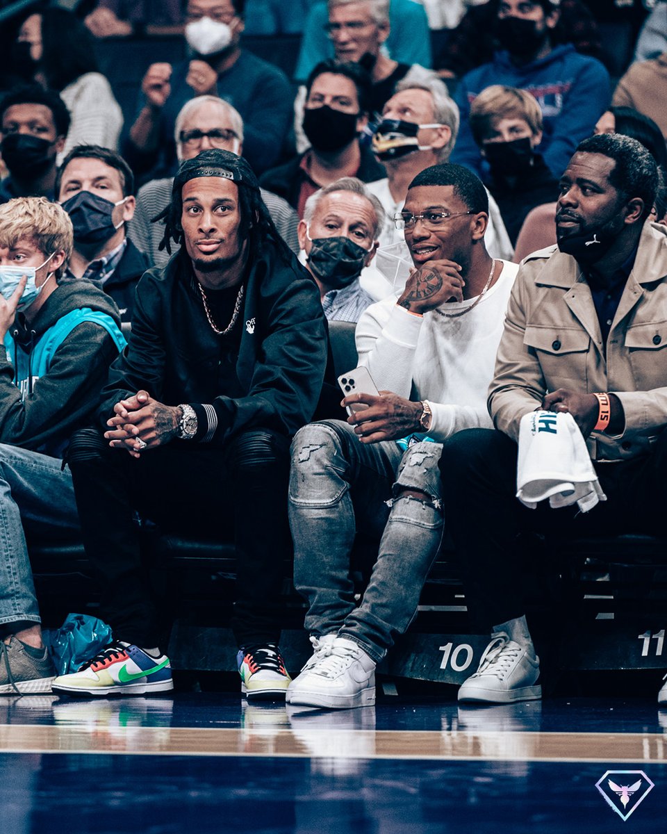 hornets's tweet photo. "𝐖𝐡𝐚𝐭'𝐬 𝐭𝐡𝐞 𝐁𝐄𝐄 𝐝𝐨𝐢𝐧𝐠?" https://t.co/6rZMAVpmgn