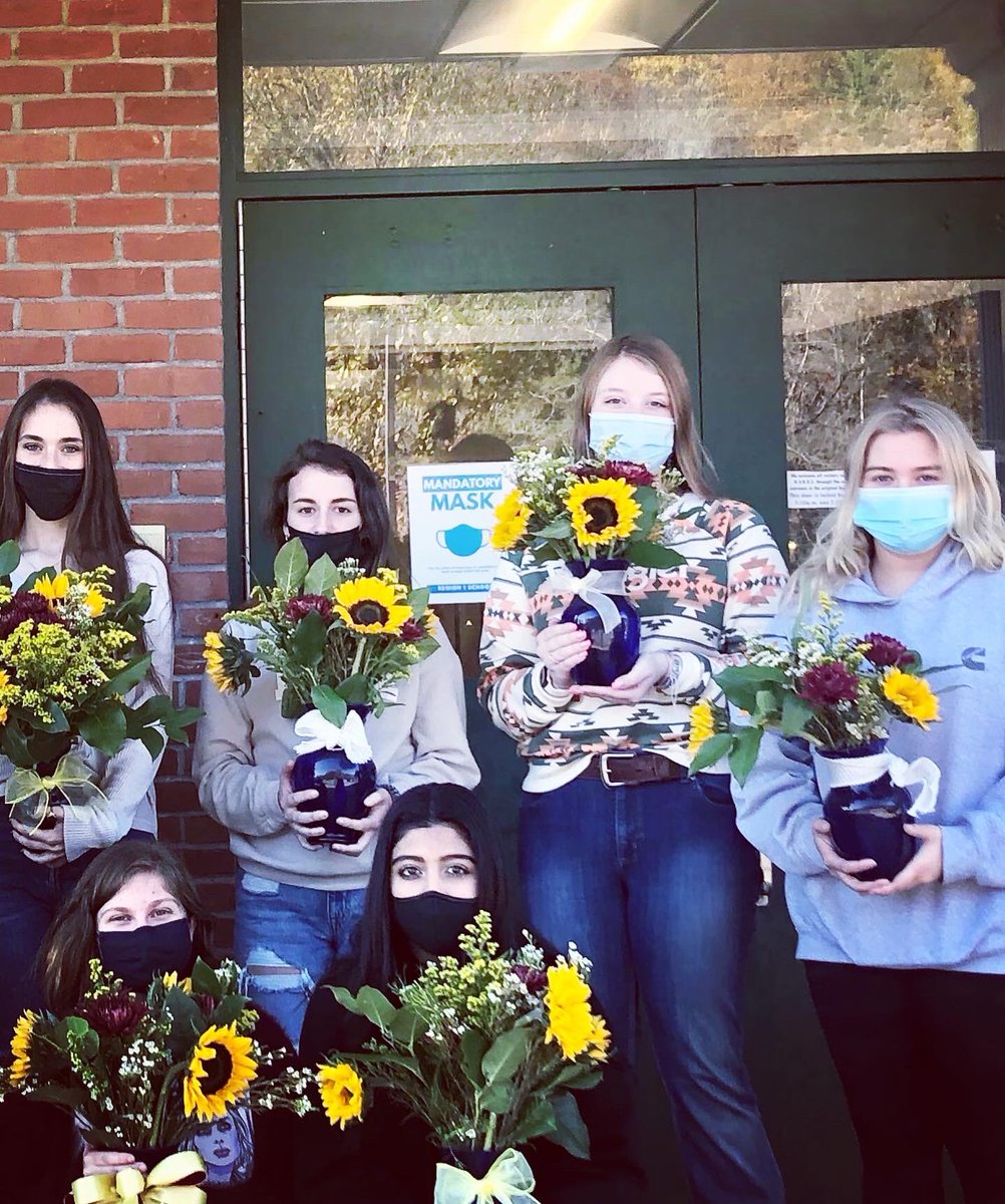 valley_ed's tweet photo. Sunflower arrangements made in Floral Design 1 🌻 https://t.co/JrtNq8D6f8