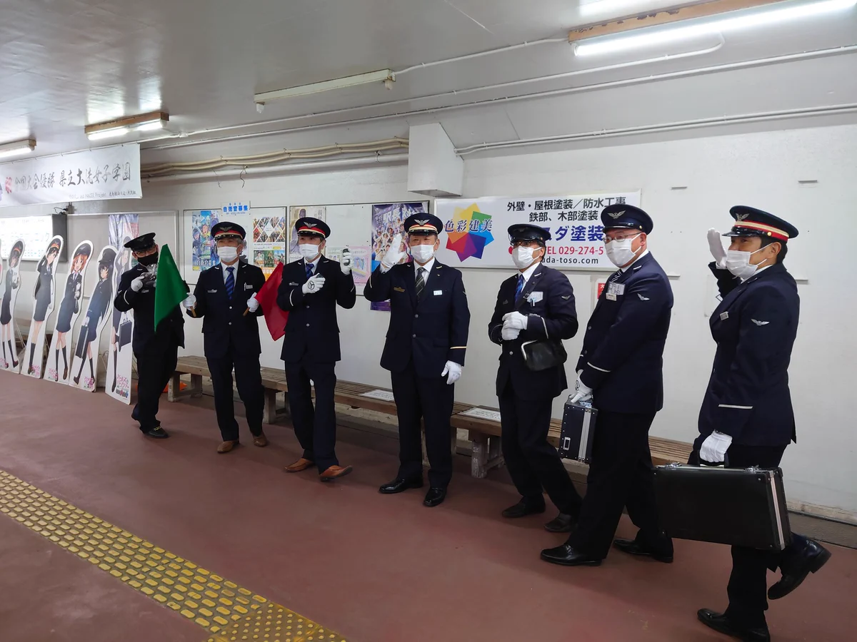 大洗駅員総出で？「ガルパン」のパネルのモノマネをするwww