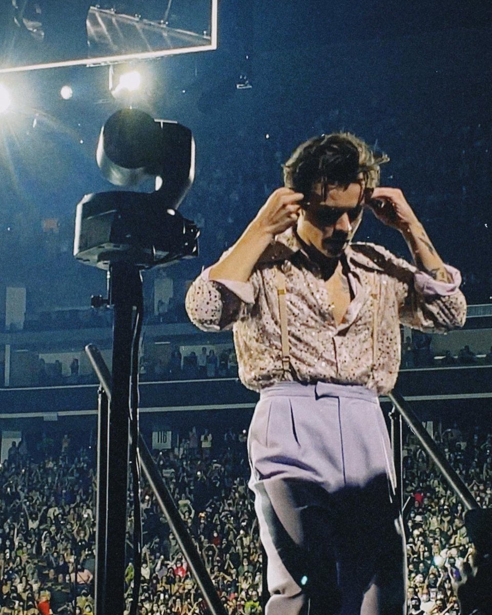 ShopSunflower06's tweet photo. Harry on film from love on tour Sacramento mwah https://t.co/n8e7pHlPSj