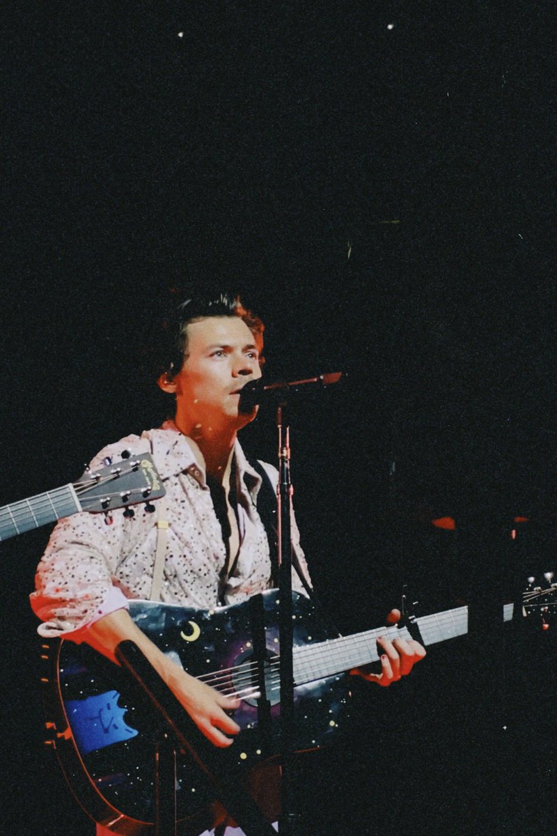 ShopSunflower06's tweet photo. Harry on film from love on tour Sacramento mwah https://t.co/n8e7pHlPSj