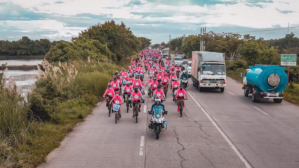 inquirerdotnet's tweet photo. ‘BIKE AND LUGAWAN FOR LENI’

LOOK: Supporters of presidential aspirant Leni Robredo joined the ‘Bike and Lugawan for Leni’ activity in Iloilo City on Saturday, November 13. | 📷Mayor Jerry Treñas/Facebook https://t.co/9hJ1zvqlZQ