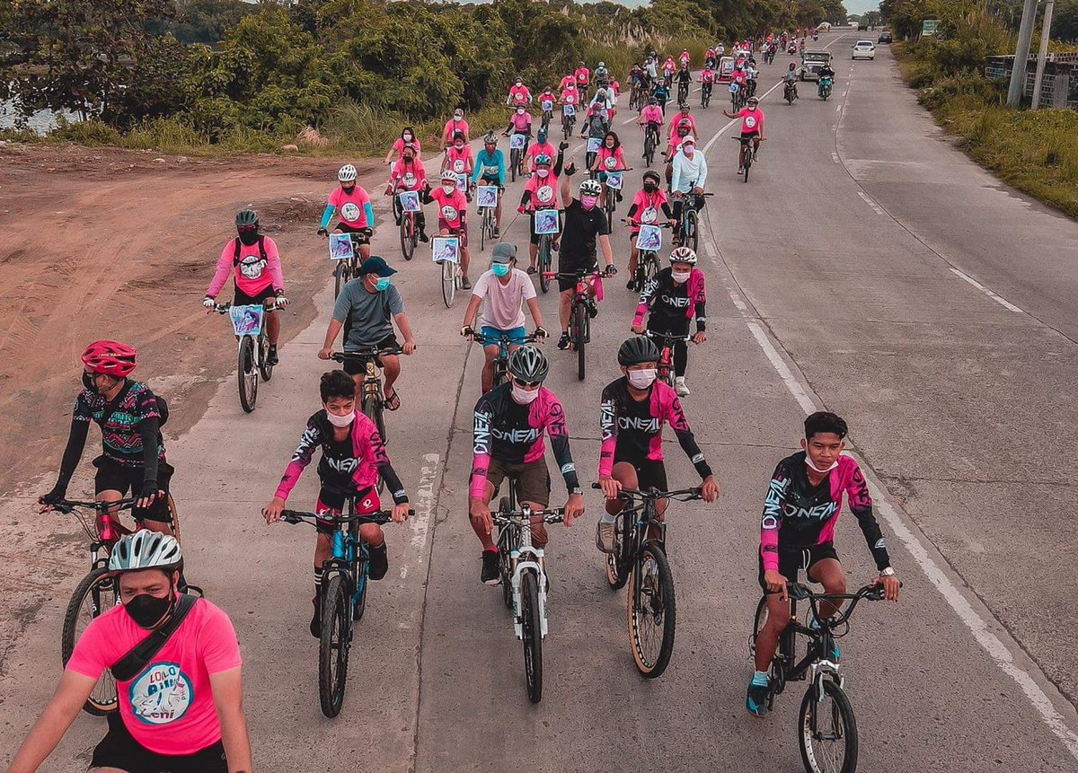 inquirerdotnet's tweet photo. ‘BIKE AND LUGAWAN FOR LENI’

LOOK: Supporters of presidential aspirant Leni Robredo joined the ‘Bike and Lugawan for Leni’ activity in Iloilo City on Saturday, November 13. | 📷Mayor Jerry Treñas/Facebook https://t.co/9hJ1zvqlZQ