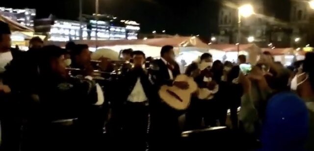patyper's tweet photo. Que el pueblo le lleve mariachis y le cante las mañanitas al Presidente... en qué otro país?
Feliz cumpleaños a AMLO el mejor Presidente del 🌍. https://t.co/DnIiNBsOU7