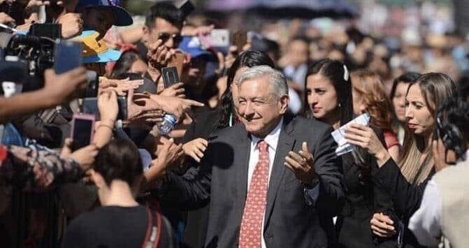 patyper's tweet photo. Que el pueblo le lleve mariachis y le cante las mañanitas al Presidente... en qué otro país?
Feliz cumpleaños a AMLO el mejor Presidente del 🌍. https://t.co/DnIiNBsOU7