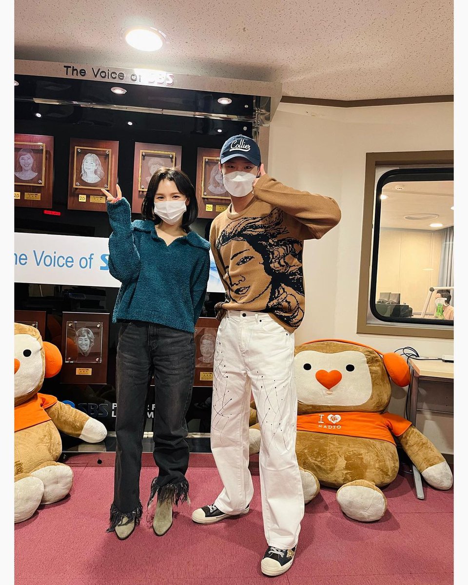 เธรดแปล​ 10.11.2021 Wendy's Youngstreet ช่วง #케이팝완전정복(พิชิตเคป๊อป​)

🅦 = WENDY/คุณ​เวนดี้(ซึงวาน)
🦊 = WOODZ/อูจึ(ซึงยอน)
🗣️ = ข้อความ​จากผู้ฟัง

*ขอใช้รูปสัปดาห์ที่แล้วนะคะ เพราะอัด 2 เทปใน 1 วันค่ะ
#레드벨벳 #웬디 #RedVelvet #Wendy #조승연 <a href="/c_woodzofficial/">WOODZ</a> #WOODZ