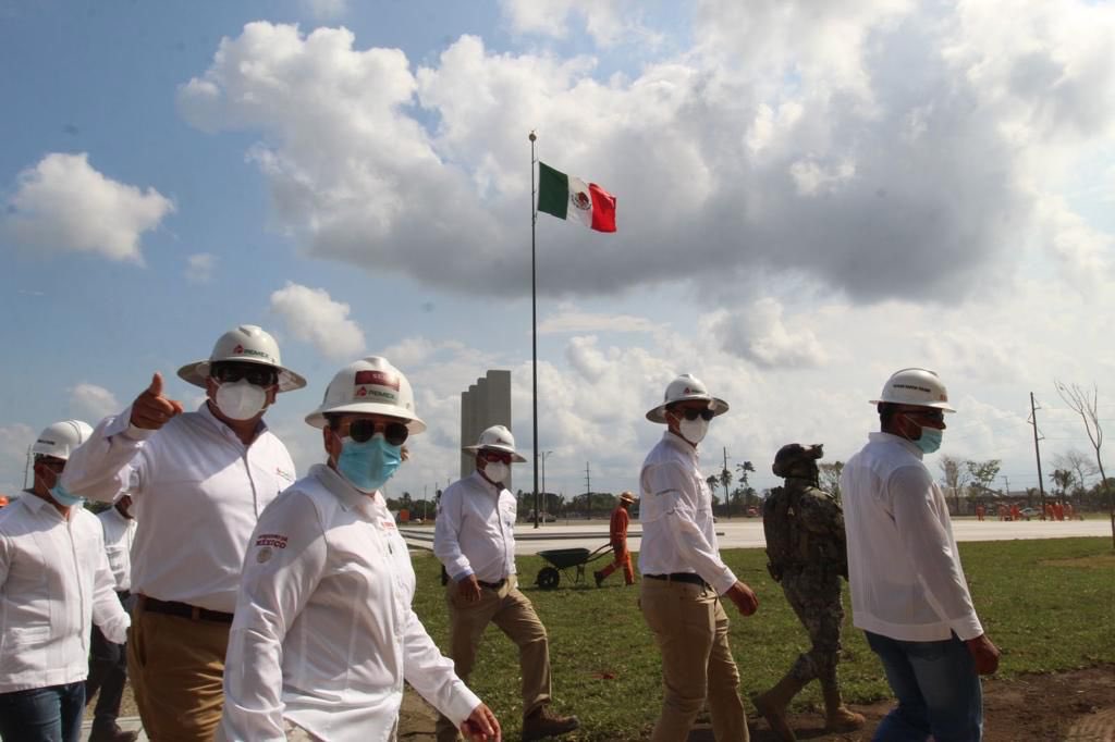 SENER_mx's tweet photo. Conforme a su encargo, la secretaria @rocionahle supervisa los trabajos de construcción de la refinería #Olmeca en #DosBocas, Paraíso, Tabasco. Esta gran obra avanza gracias al talento de mujeres y hombres mexicanos🇲🇽. https://t.co/DALfuAimnR