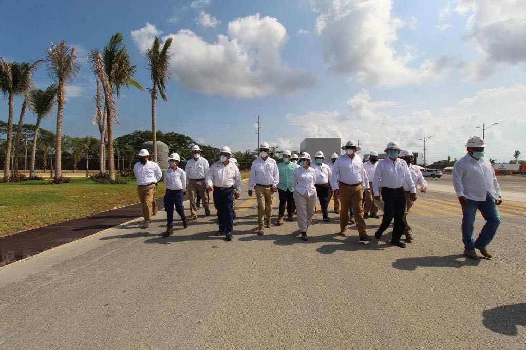 SENER_mx's tweet photo. Conforme a su encargo, la secretaria @rocionahle supervisa los trabajos de construcción de la refinería #Olmeca en #DosBocas, Paraíso, Tabasco. Esta gran obra avanza gracias al talento de mujeres y hombres mexicanos🇲🇽. https://t.co/DALfuAimnR
