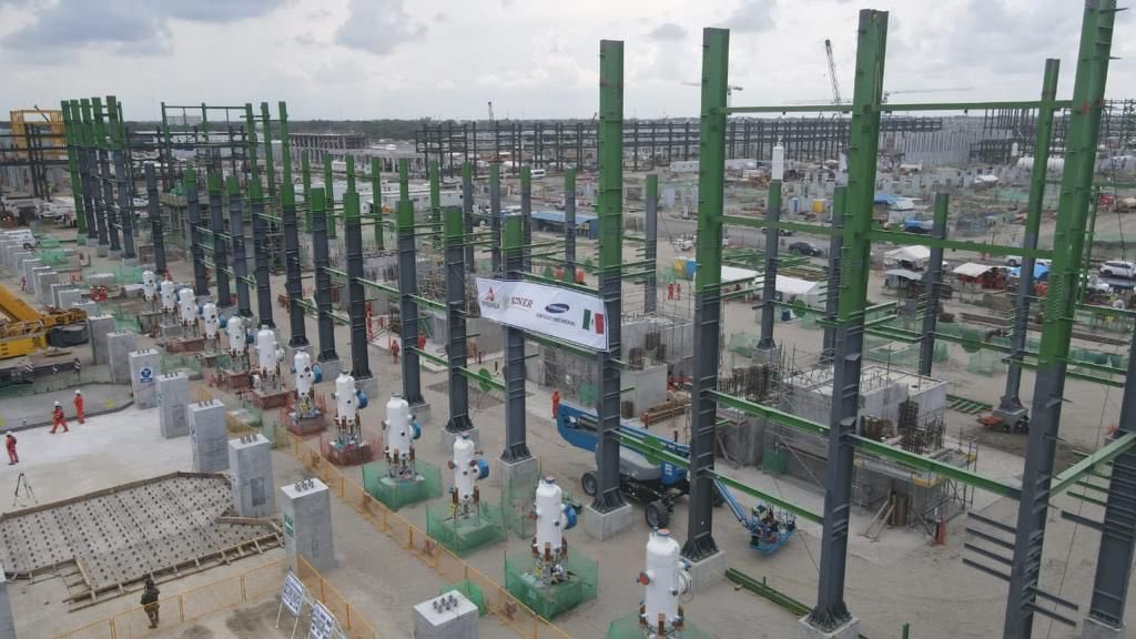 SENER_mx's tweet photo. Conforme a su encargo, la secretaria @rocionahle supervisa los trabajos de construcción de la refinería #Olmeca en #DosBocas, Paraíso, Tabasco. Esta gran obra avanza gracias al talento de mujeres y hombres mexicanos🇲🇽. https://t.co/DALfuAimnR