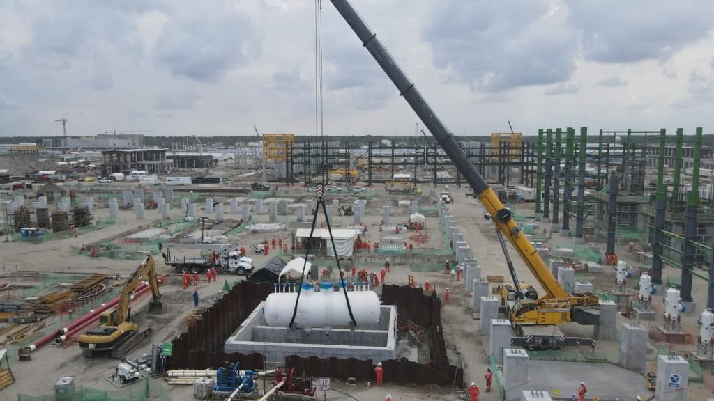 SENER_mx's tweet photo. Conforme a su encargo, la secretaria @rocionahle supervisa los trabajos de construcción de la refinería #Olmeca en #DosBocas, Paraíso, Tabasco. Esta gran obra avanza gracias al talento de mujeres y hombres mexicanos🇲🇽. https://t.co/DALfuAimnR