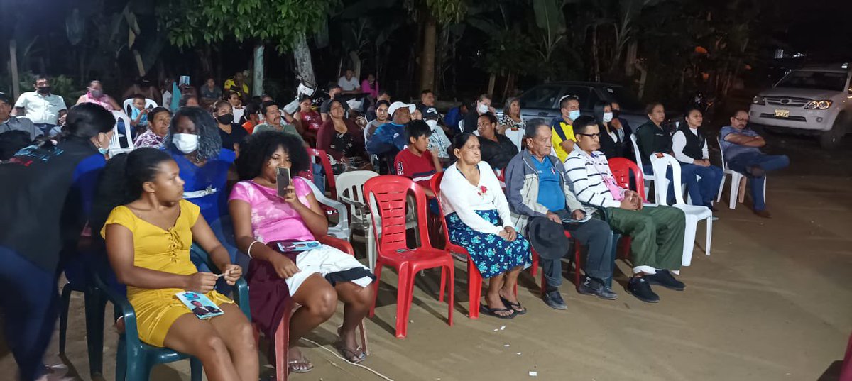 FernandoGuamanA's tweet photo. #ElOro No descansamos ni un instante hasta llegar con el mensaje de esperanza y compromiso de @RC5Oficial visitando la parroquia Buenavista #Pasaje 
El pueblo decide,para el pueblo lo que es del pueblo..!
@CavoZambrano @Fernanda_Mashi @PaolaCabezasC @marcelaguinaga @MashiRafael https://t.co/EsmgjW8Z76