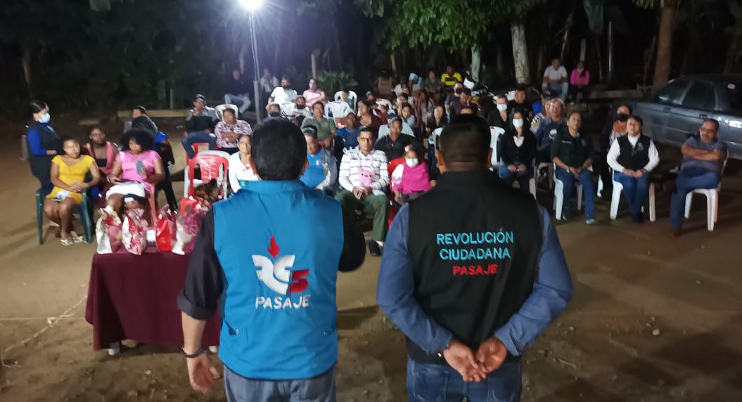 FernandoGuamanA's tweet photo. #ElOro No descansamos ni un instante hasta llegar con el mensaje de esperanza y compromiso de @RC5Oficial visitando la parroquia Buenavista #Pasaje 
El pueblo decide,para el pueblo lo que es del pueblo..!
@CavoZambrano @Fernanda_Mashi @PaolaCabezasC @marcelaguinaga @MashiRafael https://t.co/EsmgjW8Z76