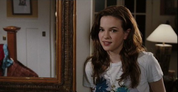 comfrtdanielle's tweet photo. danielle panabaker as phoebe north 🌺 (movie: yours, mine, and ours) @dpanabaker https://t.co/bWSkusBv7p