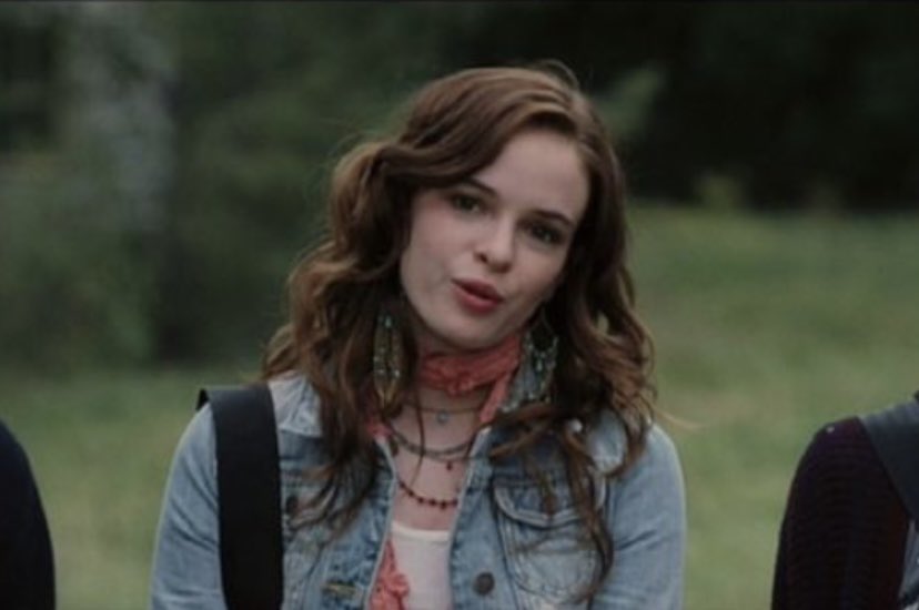 comfrtdanielle's tweet photo. danielle panabaker as phoebe north 🌺 (movie: yours, mine, and ours) @dpanabaker https://t.co/bWSkusBv7p