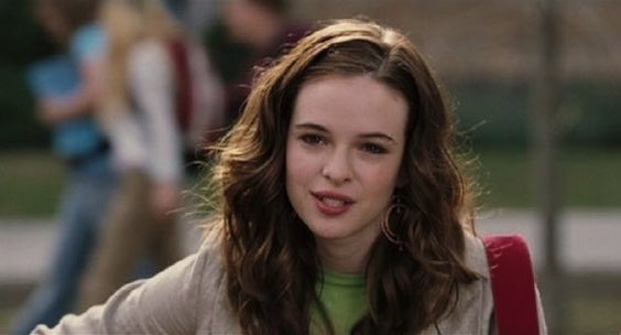 comfrtdanielle's tweet photo. danielle panabaker as phoebe north 🌺 (movie: yours, mine, and ours) @dpanabaker https://t.co/bWSkusBv7p