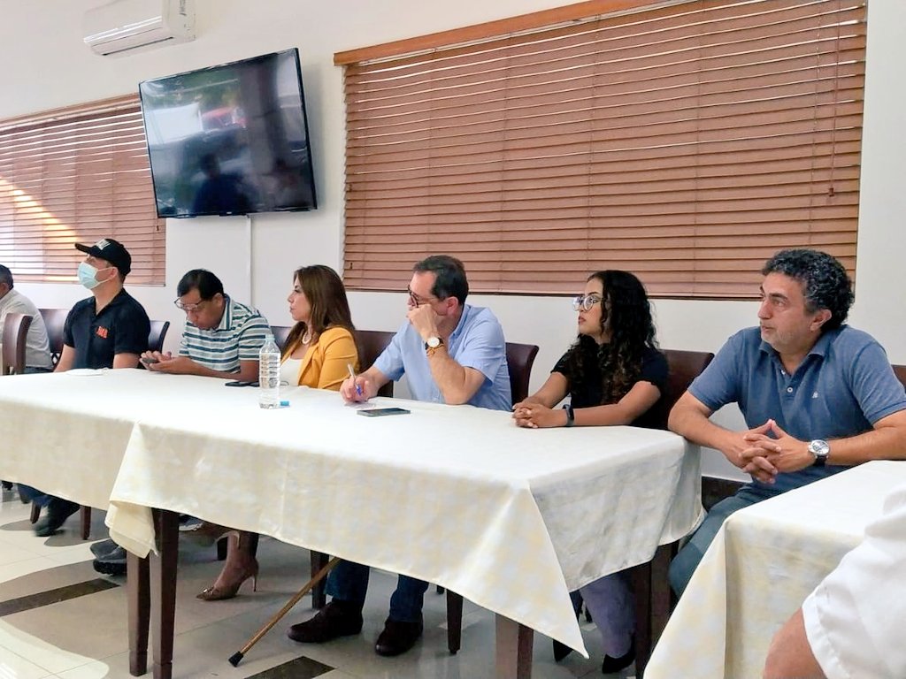 JCFuturoEc's tweet photo. Nuestros delegados estuvieron presentes en una reunión junto a @rabascallcarlos y dirigentes de organizaciones políticas en #Guayaquil. Los jóvenes seguimos construyendo el camino que nos lleve a un país justo y equitativo.

#SeTrataDeTodos @AdriRiveraPena @halison_m https://t.co/6KkB983ume