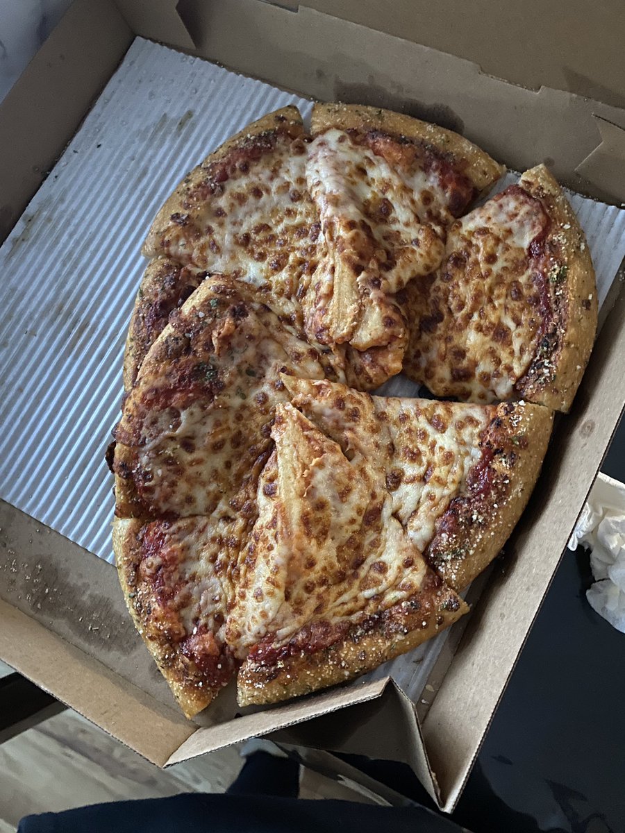 czyramae's tweet photo. Why did my pizza get delivered like this? Come on @pizzahut what happened here? https://t.co/krPPUZ0mnM