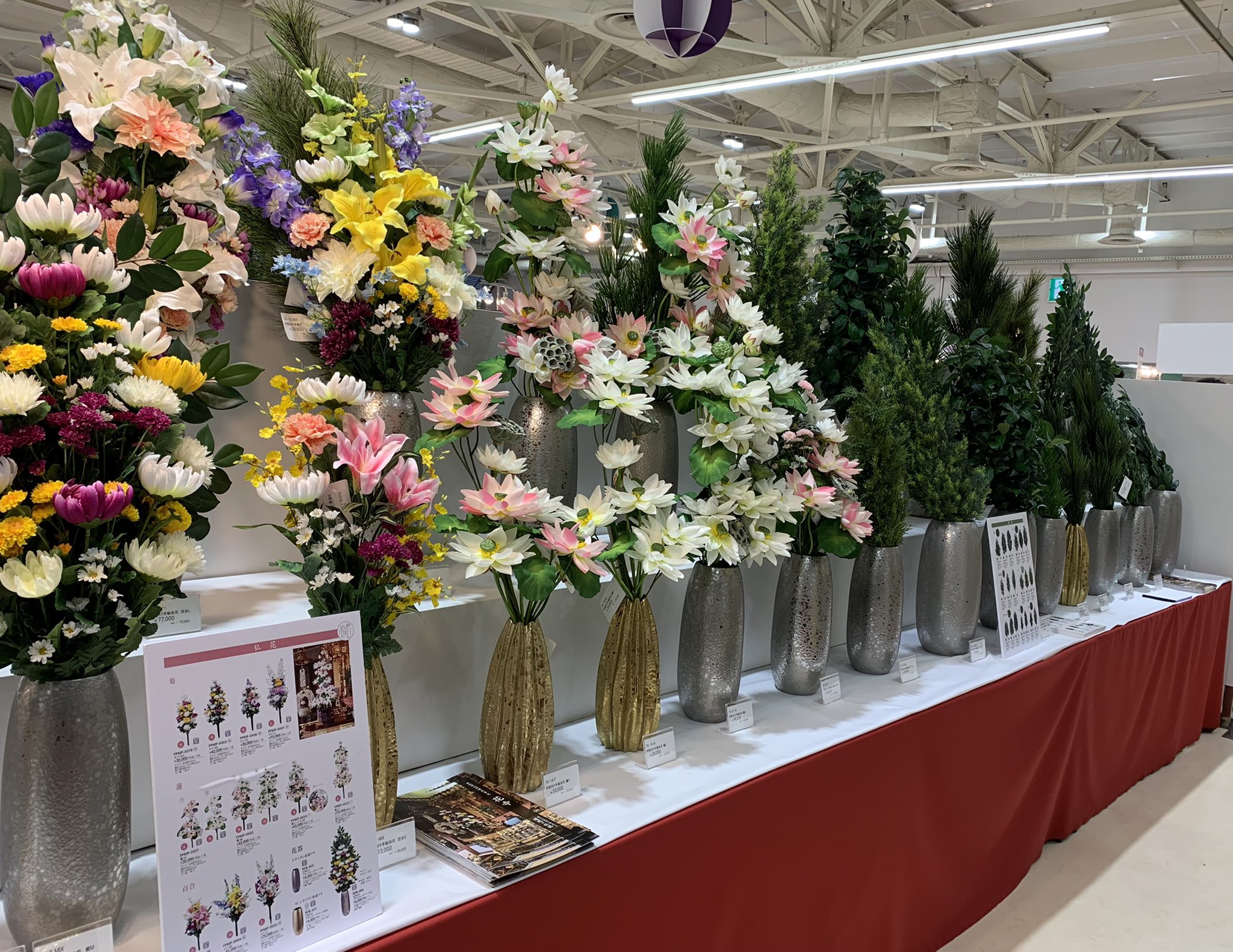 寺院用お供え造花 花寺 珠圃です 展示会に出品させて頂き 花寺のお品を手に取って見て頂いています 仏花が人気です 花寺 造花 花 仏花 お供え 寺院 寺 本堂 仏壇 菊 蓮 ひば しきび しきみ 松 こうやまき さかき 珠圃 浄土真宗