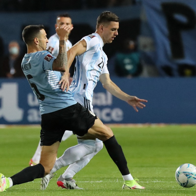 CONMEBOL's tweet photo. 🇺🇾🇦🇷 El campeón de América se lleva los 3 puntos ante una Celeste sin puntería 

#EliminatoriasSudamericanas