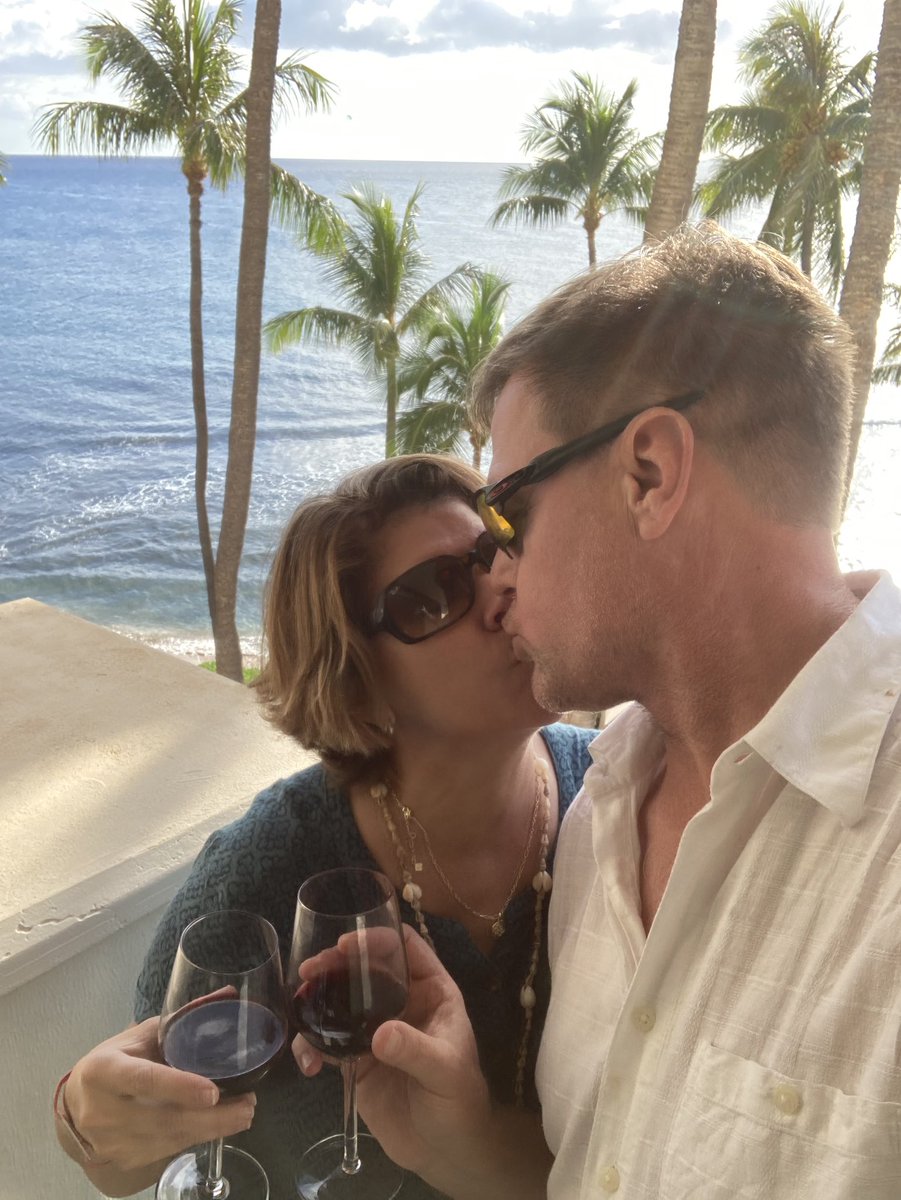 madiareeves's tweet photo. my sisters and I sent a bottle of wine to my parents hotel room in Maui since it’s their first trip as just a couple since forever ago and look 🥺🥺🥺 https://t.co/2aKoEgkKVs