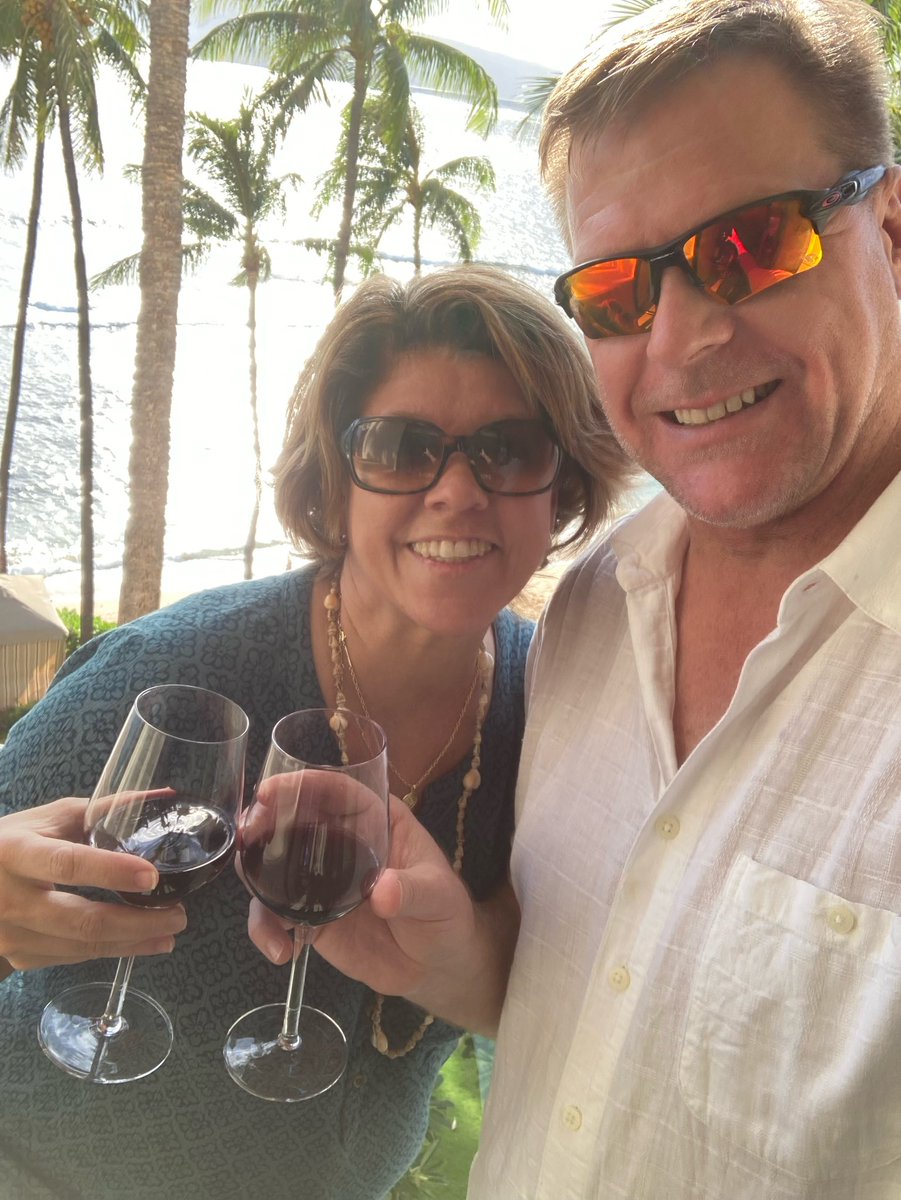 madiareeves's tweet photo. my sisters and I sent a bottle of wine to my parents hotel room in Maui since it’s their first trip as just a couple since forever ago and look 🥺🥺🥺 https://t.co/2aKoEgkKVs