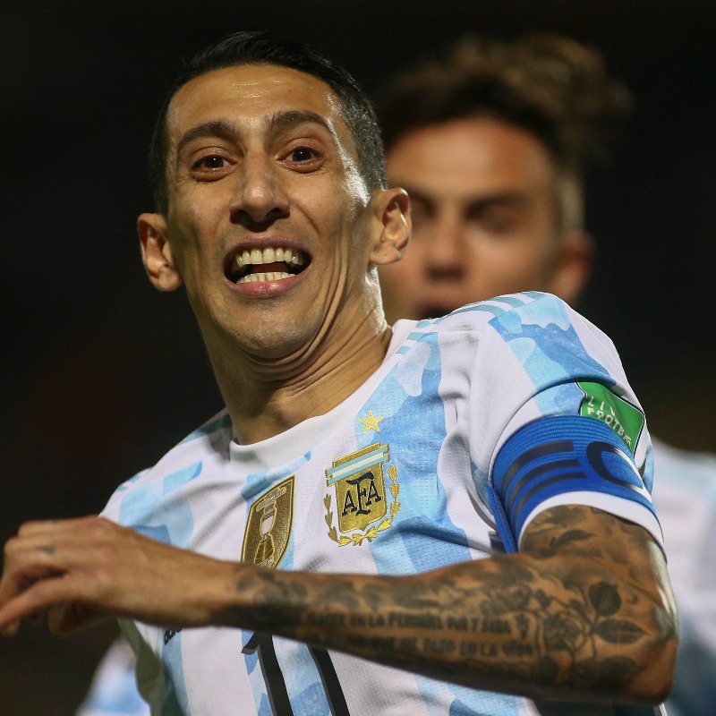 CONMEBOL's tweet photo. 🇺🇾🇦🇷 El campeón de América se lleva los 3 puntos ante una Celeste sin puntería 

#EliminatoriasSudamericanas