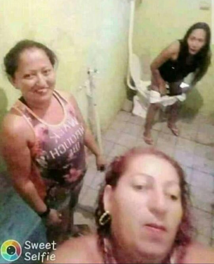 majestyonce's tweet photo. VAZOU!! foto do banheiro da after party, na foto tem @fentycarterr @_alanaknowles e @xosoty
@ReBsquad #ReBAWARDS https://t.co/gTOGI7AHyG