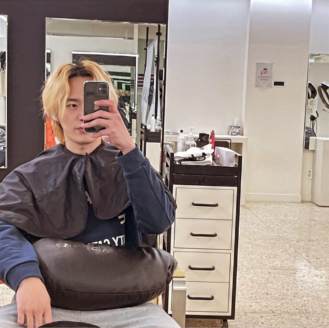DramalandBR's tweet photo. 📸 | O fim de uma era! 

O ator #KimDoWan mandou avisar que a era do cabelo loiro acabou, e que o preto tá de volta! Qual vocês preferem? https://t.co/VR6HhryCvn