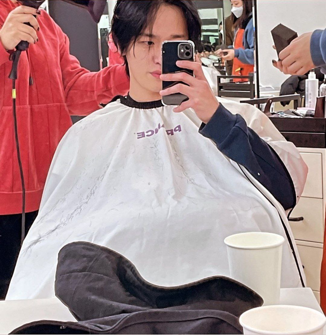 DramalandBR's tweet photo. 📸 | O fim de uma era! 

O ator #KimDoWan mandou avisar que a era do cabelo loiro acabou, e que o preto tá de volta! Qual vocês preferem? https://t.co/VR6HhryCvn